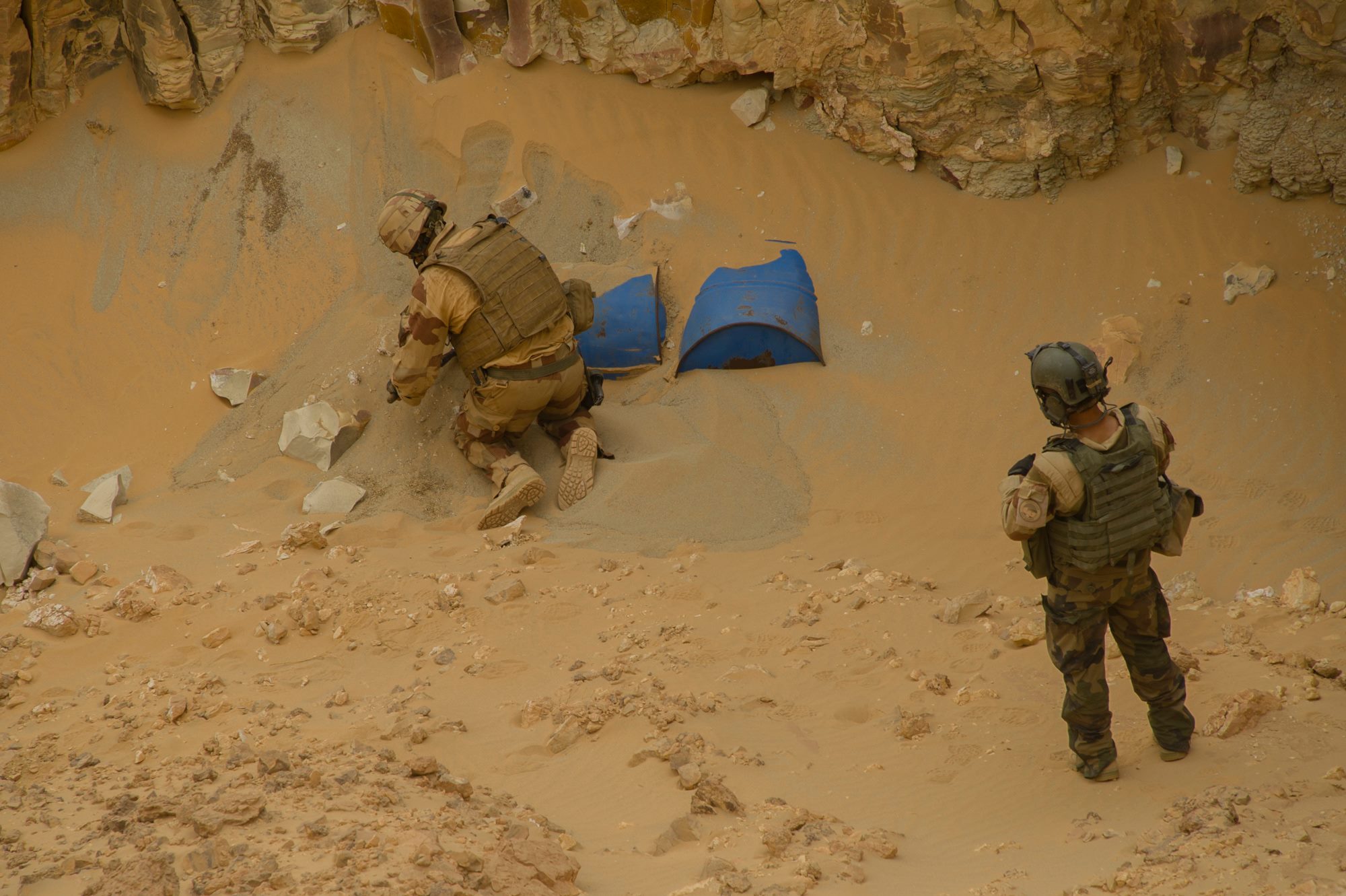 Une unité de l'armée de terre découvre une cache d'arme dans le désert. Photo État-major des armées
